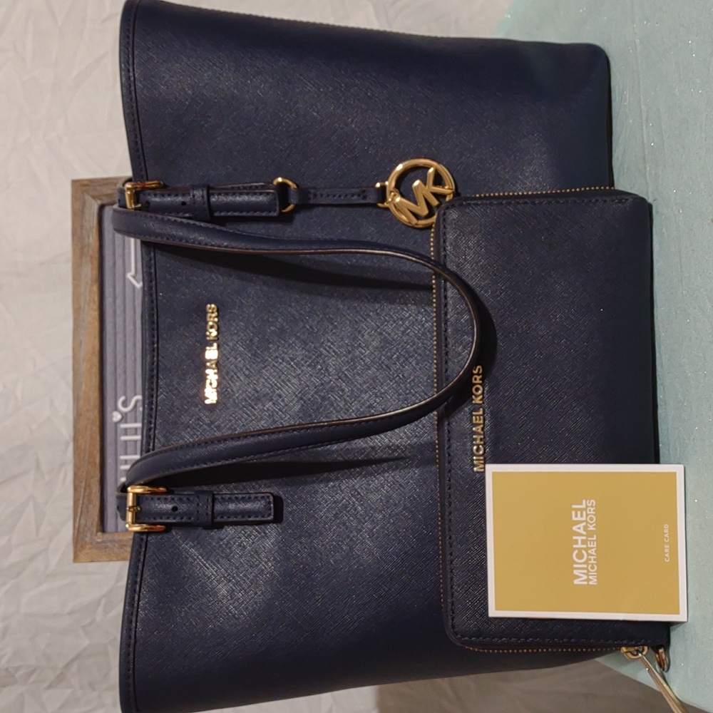 MICHAEL KORS TOTE AND WALLET IN EUC!!